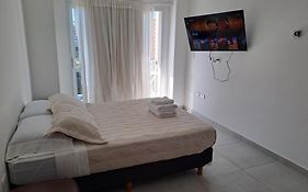 Cómodo monoambiente con balcón en Salta 246